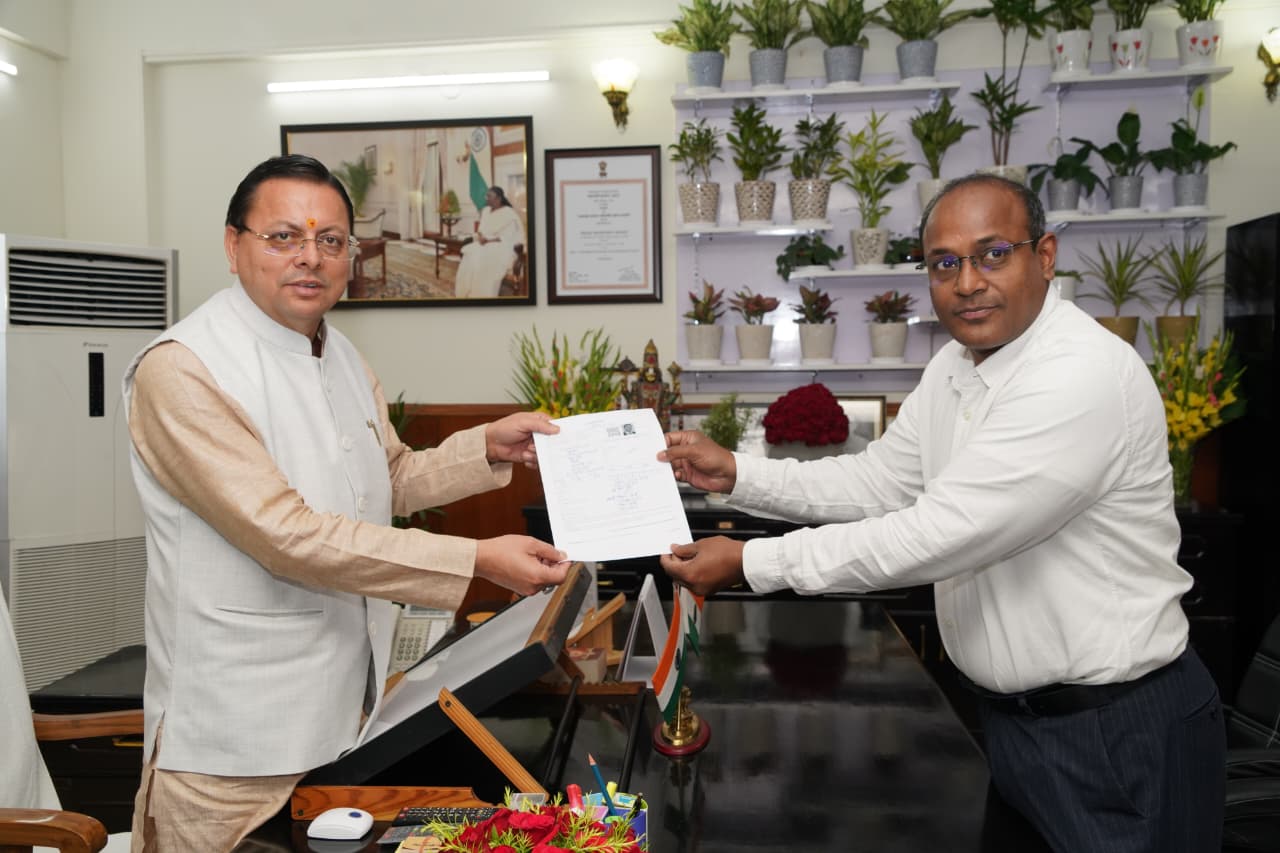 उत्तराखंड में विशेष गहन पुनरीक्षण SIR कार्यक्रम शुरू, मुख्य निर्वाचन अधिकारी ने मुख्यमंत्री पुष्कर सिंह धामी को सौंपा गणना फॉर्म