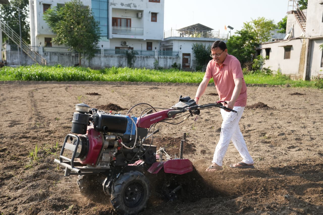 सीएम पुष्कर सिंह धामी ने खेत में चलाया टिलर, गोबर की खाद डालकर दिया जैविक खेती का संदेश