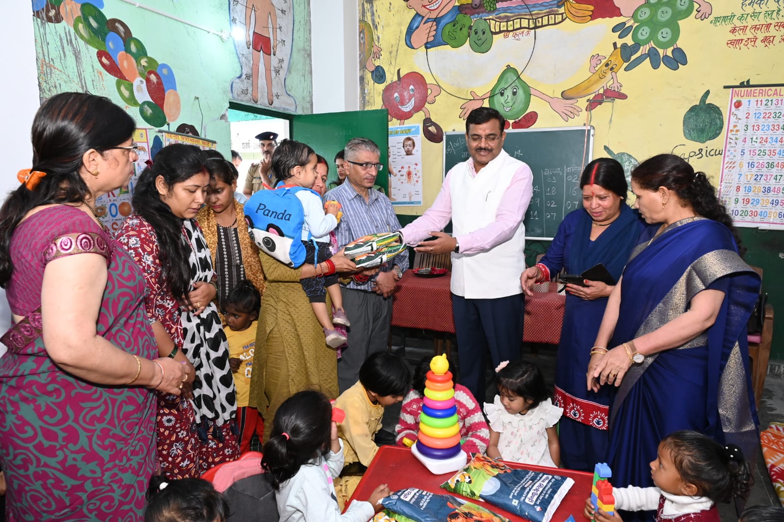 ​Tehri Garhwal Visit: मुख्य सचिव आनंद बर्द्धन ने किया बौराड़ी स्टेडियम और आंगनबाड़ी केंद्र का निरीक्षण