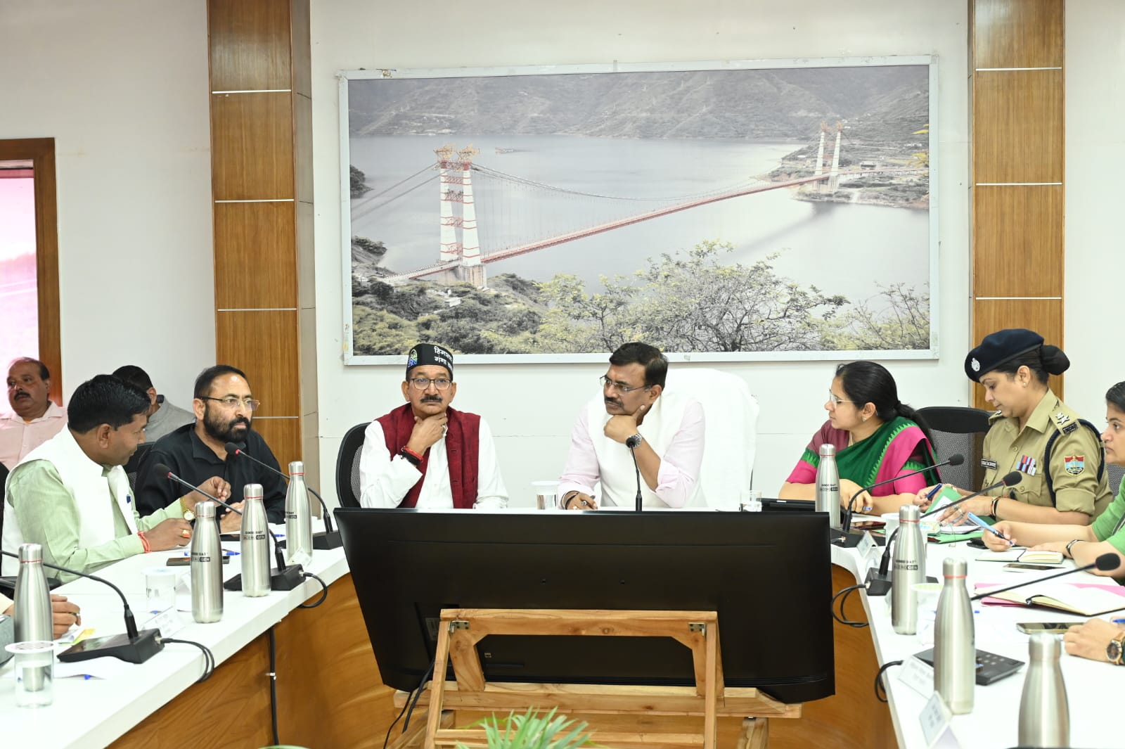 मुख्य सचिव की अध्यक्षता में नई टिहरी में उच्चस्तरीय बैठक, विकास कार्यों और जनसमस्याओं पर हुआ मंथन