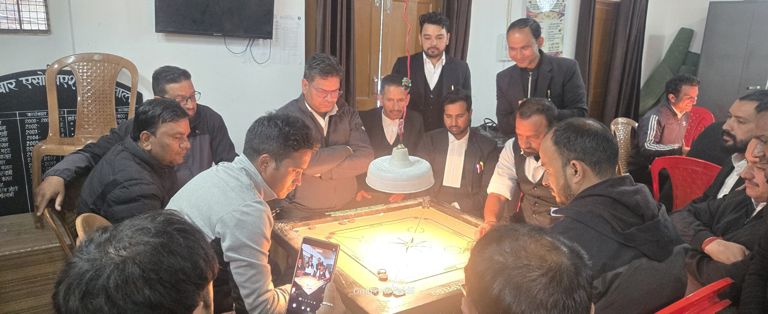 नैनीताल बार कैरम टूर्नामेंट: प्री-क्वार्टर और क्वार्टर फाइनल की जंग तेज, मैच रेफरी बने बार अध्यक्ष अरुण बिष्ट