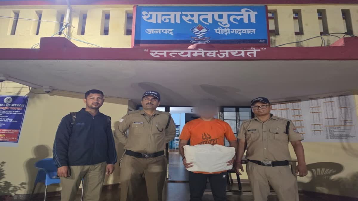 पौड़ी गढ़वाल में गुलदार की खाल के साथ तस्कर गिरफ्तार: 2 साल पहले फंदा लगाकर किया था शिकार, हरियाणा बेचने की थी योजना