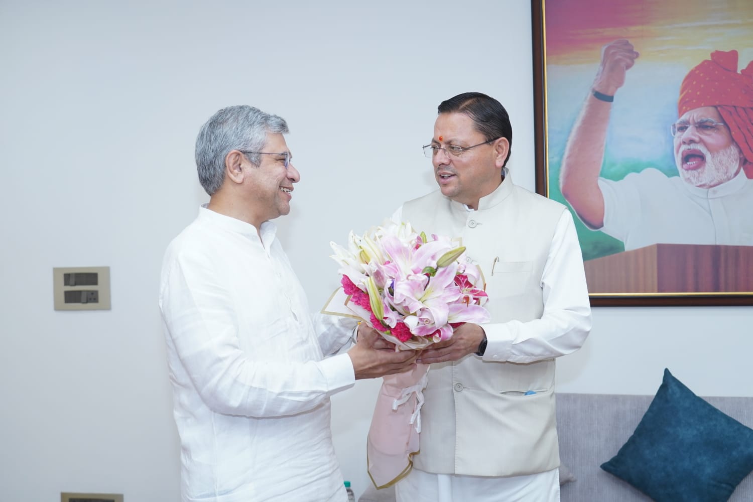 सीएम पुष्कर सिंह धामी ने रेल मंत्री अश्विनी वैष्णव से की मुलाकात, मुम्बई-देहरादून वंदे भारत और कुम्भ 2027 रेल नेटवर्क विस्तार पर चर्चा