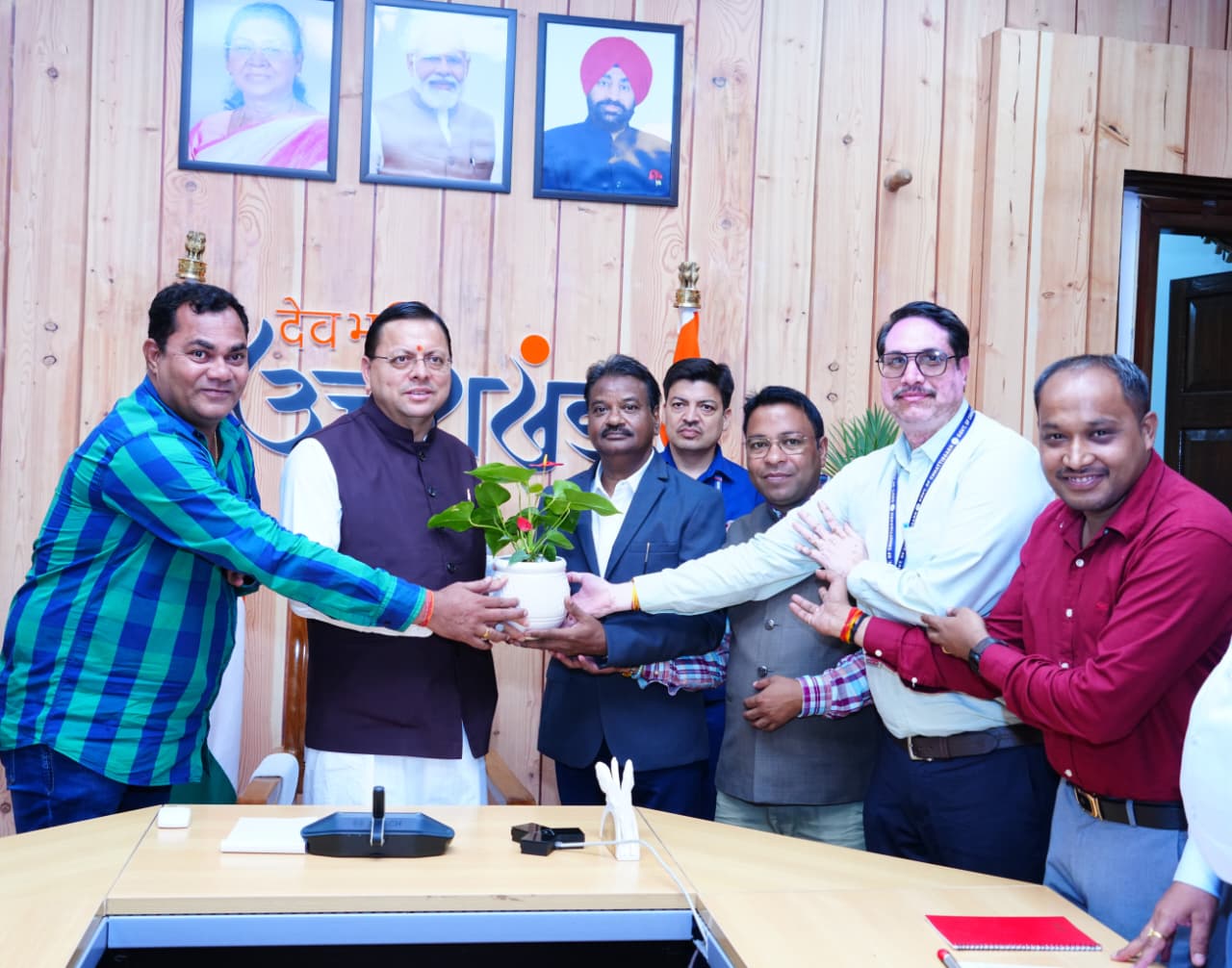छत्तीसगढ़ के पत्रकार प्रतिनिधिमंडल ने मुख्यमंत्री पुष्कर सिंह धामी से की शिष्टाचार भेंट, देवभूमि में हुआ स्वागत