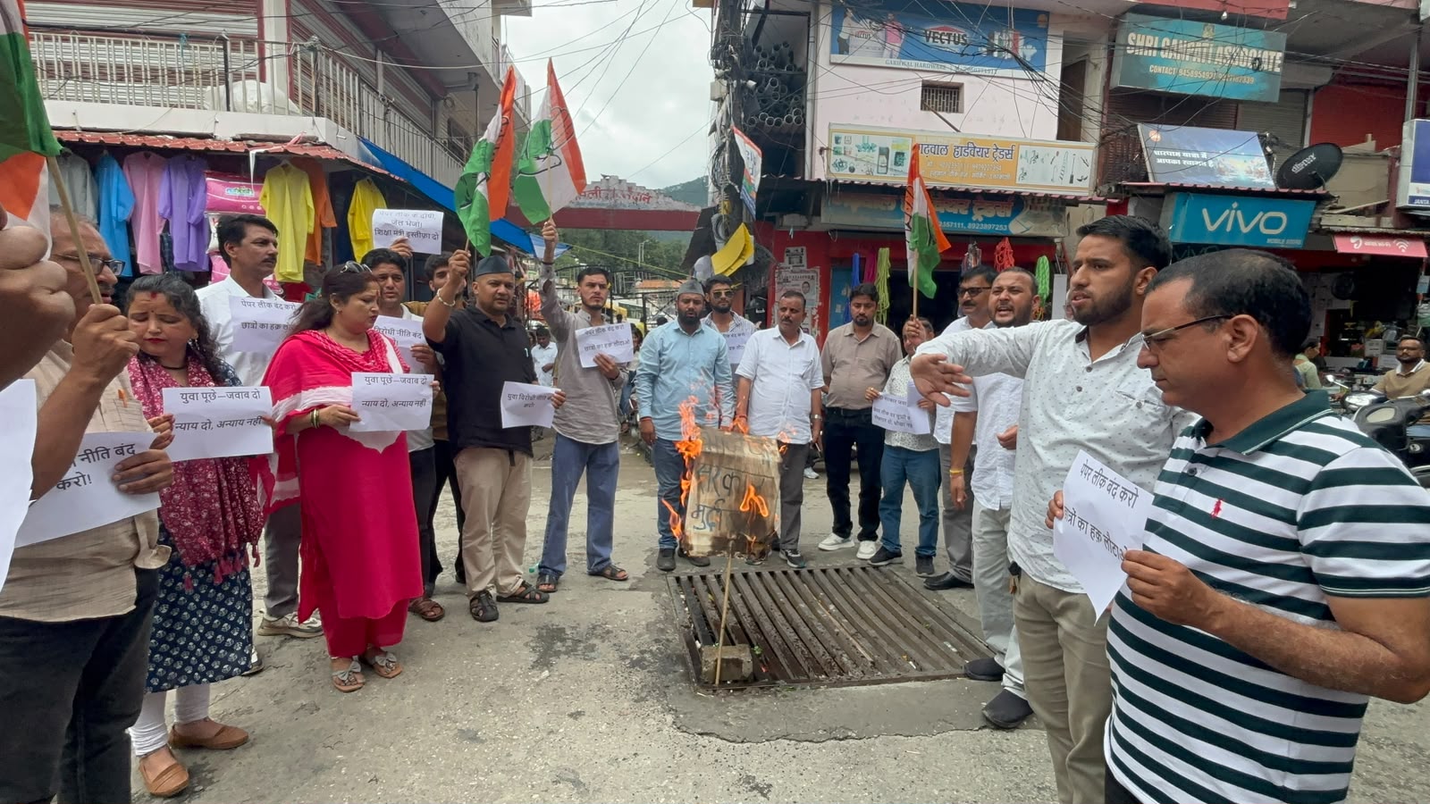 उत्तराखंड: नीट धांधली और राहुल गांधी संग बदसलूकी के विरोध में उत्तरकाशी में गरजी कांग्रेस, फूंका भाजपा का पुतला; शिक्षा मंत्री के इस्तीफे की मांग
