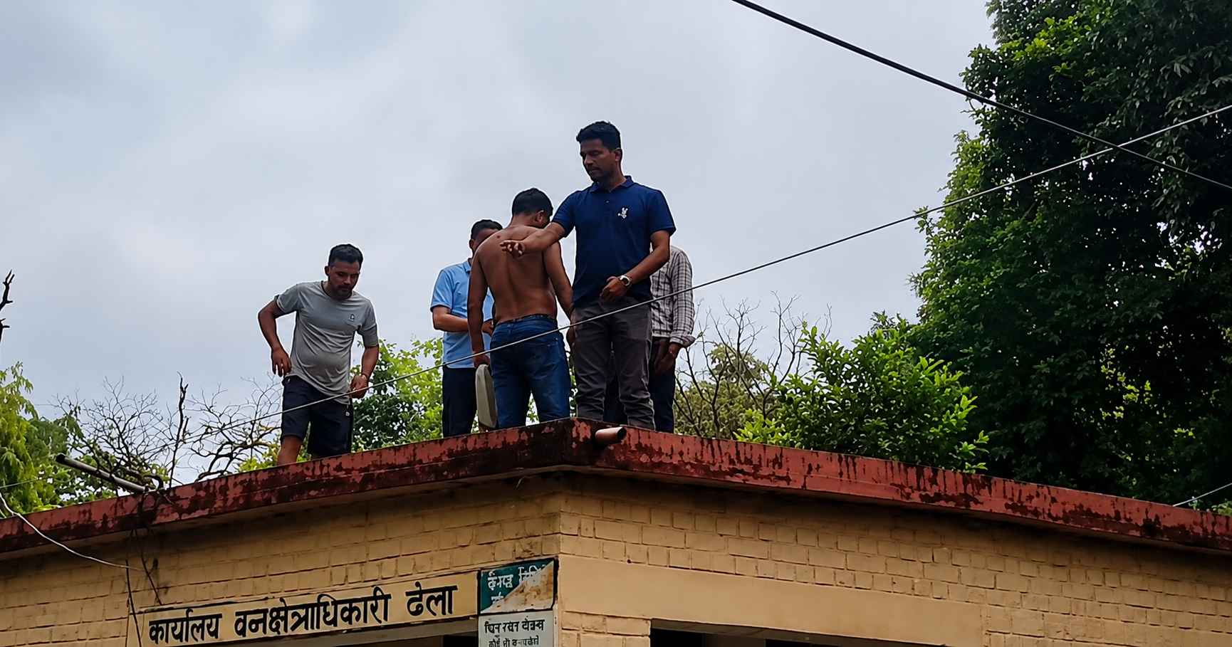 कॉर्बेट टाइगर रिजर्व में बवाल: ग्रामीणों से मारपीट के आरोप में ढेला वन चौकी का घेराव, युवक ने छत पर चढ़कर दी आत्मदाह की धमकी