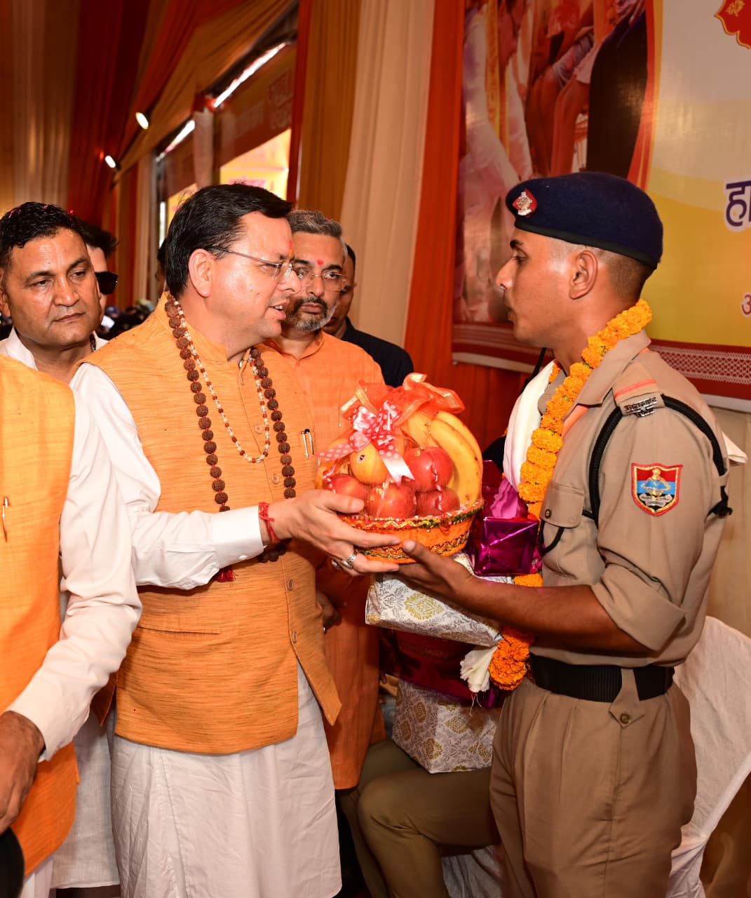 सीएम पुष्कर सिंह धामी ने हरिद्वार में कांवड़ियों पर की पुष्पवर्षा, 5 पुलिसकर्मियों और पर्यावरण मित्रों को किया सम्मानित