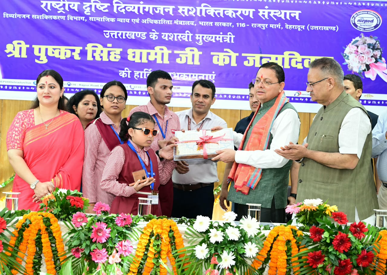 पुष्कर सिंह धामी ने दृष्टि दिव्यांग बच्चों संग काटा केक, सादगी से मनाया जन्मदिन; देहरादून में दिनभर लगा शुभकामनाओं का तांता