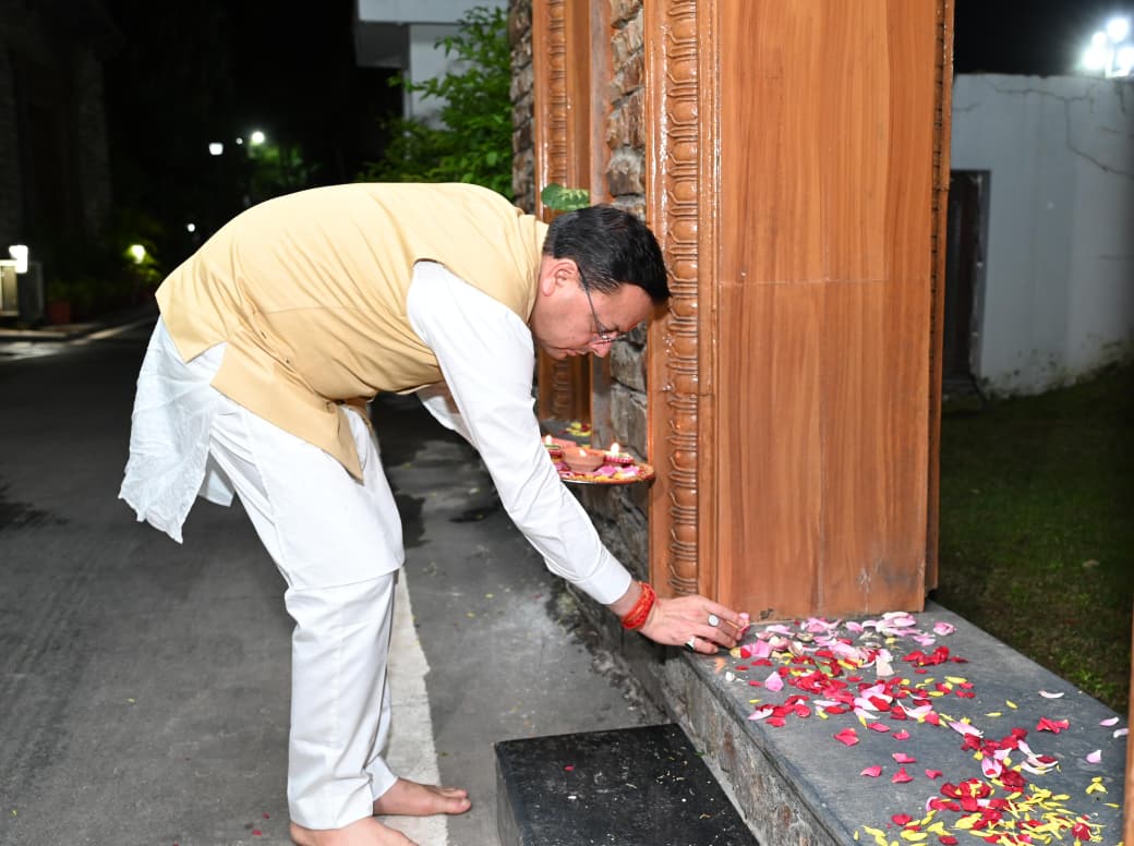 मुख्यमंत्री पुष्कर सिंह धामी ने जलाया ‘आशीर्वाद का दीया’, प्रधानमंत्री नरेंद्र मोदी के दीर्घायु जीवन की कामना